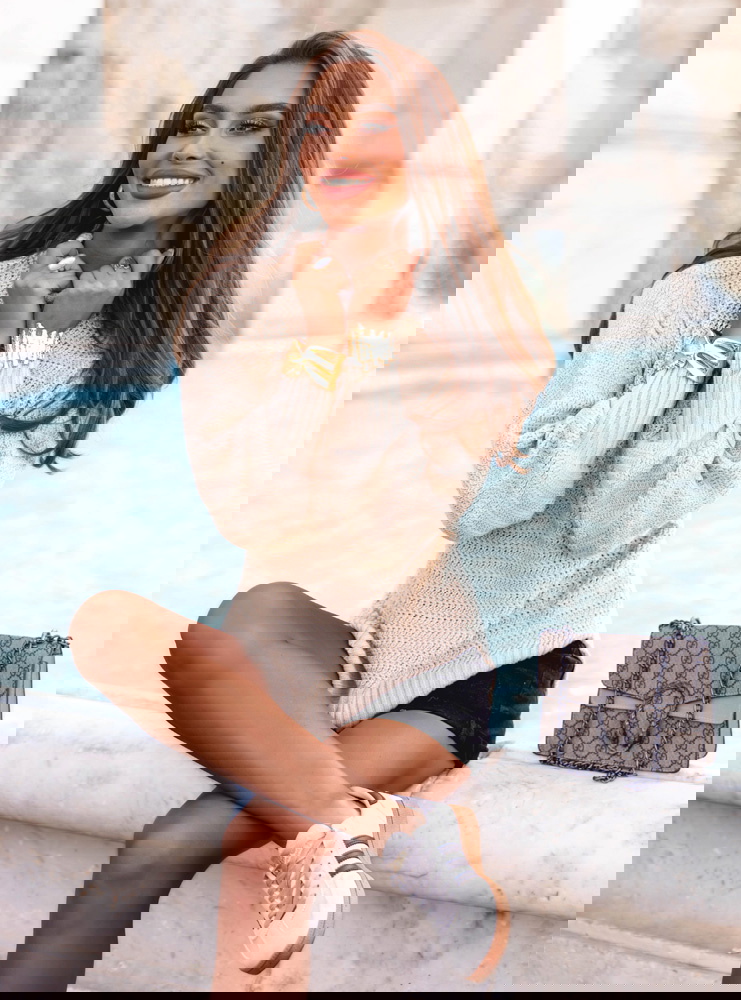 Beżowy sweter z półgolfem i długimi...