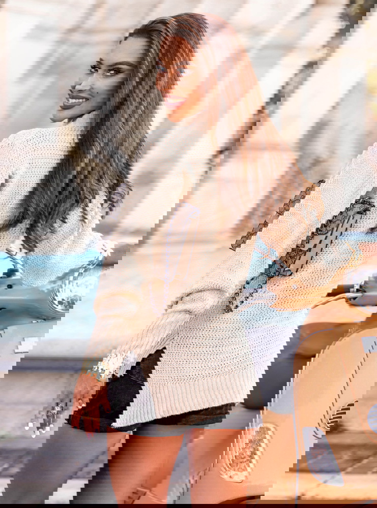 Beżowy sweter z półgolfem i długimi...