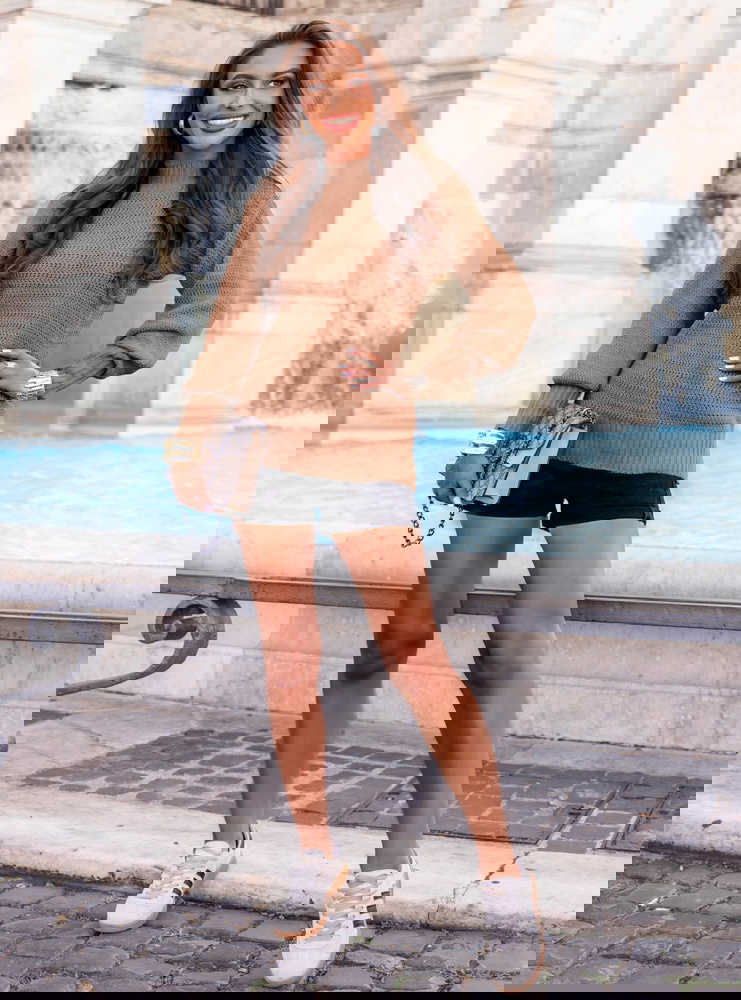 Sweter z półgolfem i długimi rękawami...