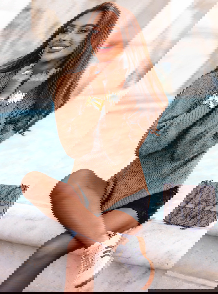 Sweter z półgolfem i długimi rękawami...