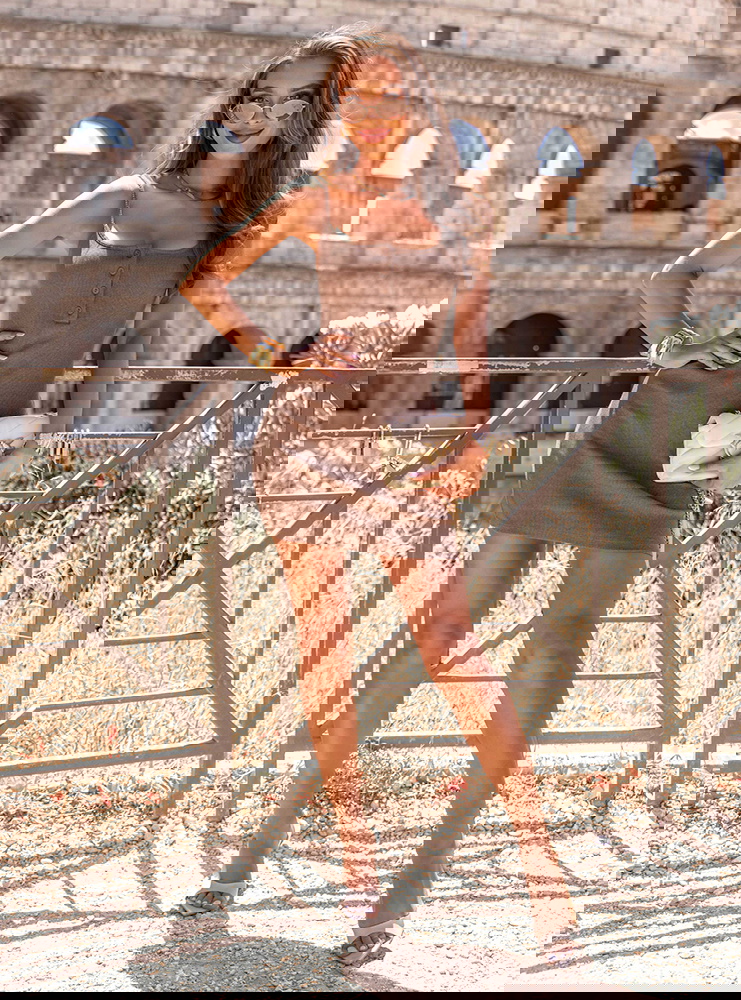 Dopasowana sukienka mini na...