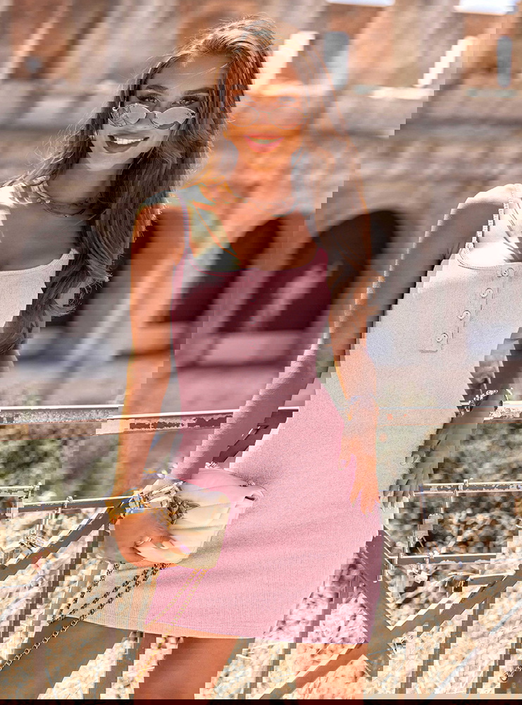 Pudrowa dopasowana sukienka mini na...