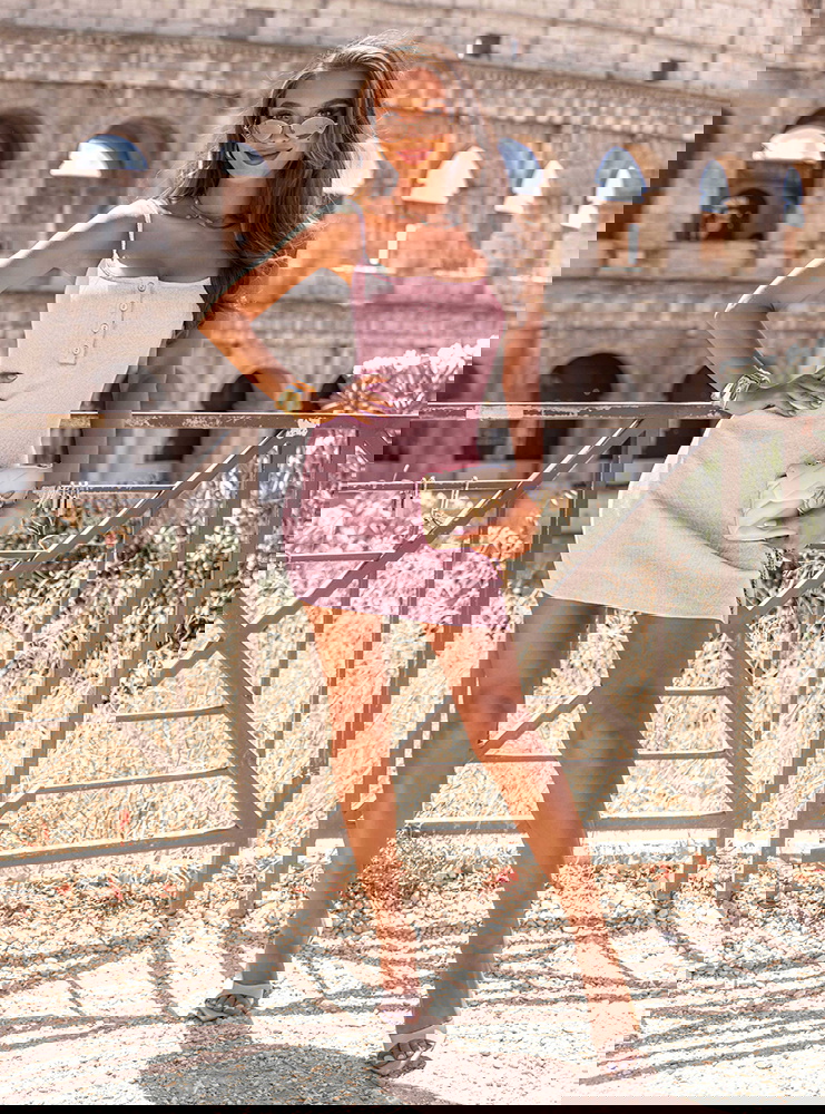 Pudrowa dopasowana sukienka mini na...