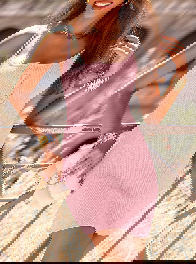 Pudrowa dopasowana sukienka mini na...