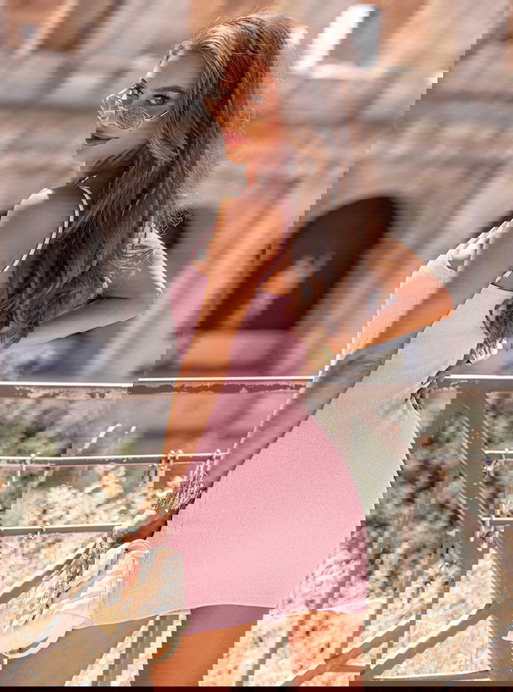 Pudrowa dopasowana sukienka mini na...