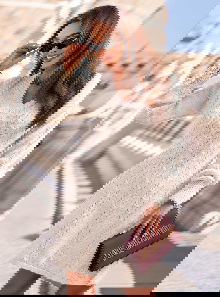 Beżowa sukienka swetrowa z długimi...