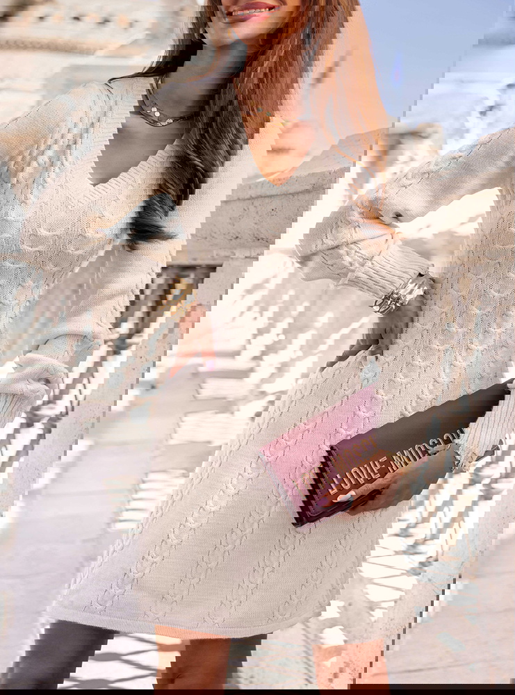 Beżowa sukienka swetrowa z długimi...