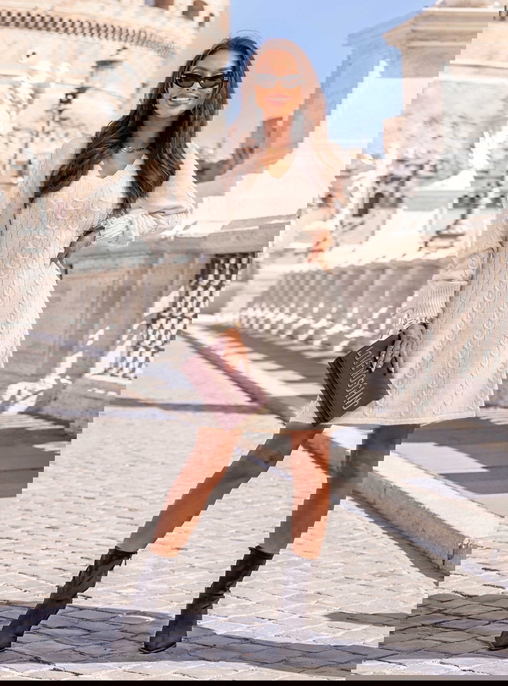 Beżowa sukienka swetrowa z długimi...