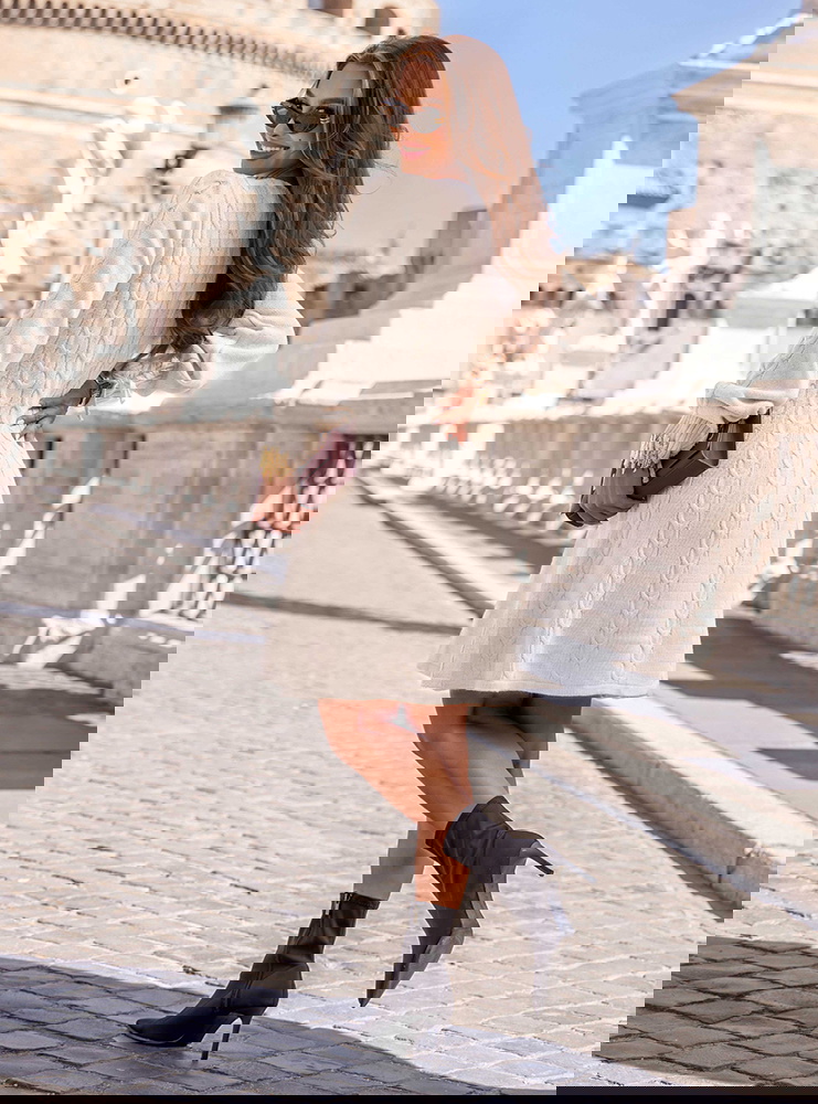 Beżowa sukienka swetrowa z długimi...