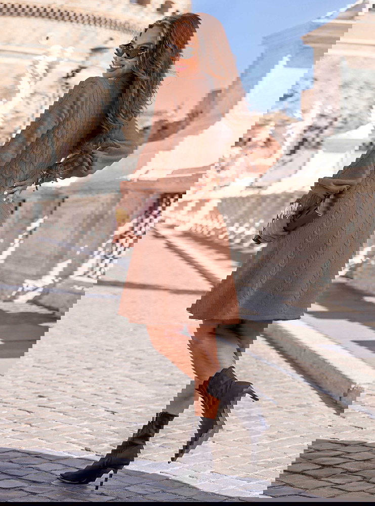 Sukienka swetrowa z długimi rękawami...