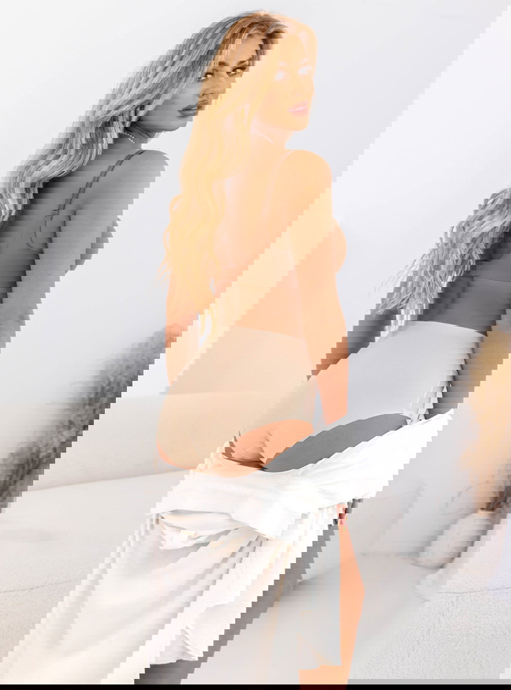 Beżowe majtki z siateczką Laryann