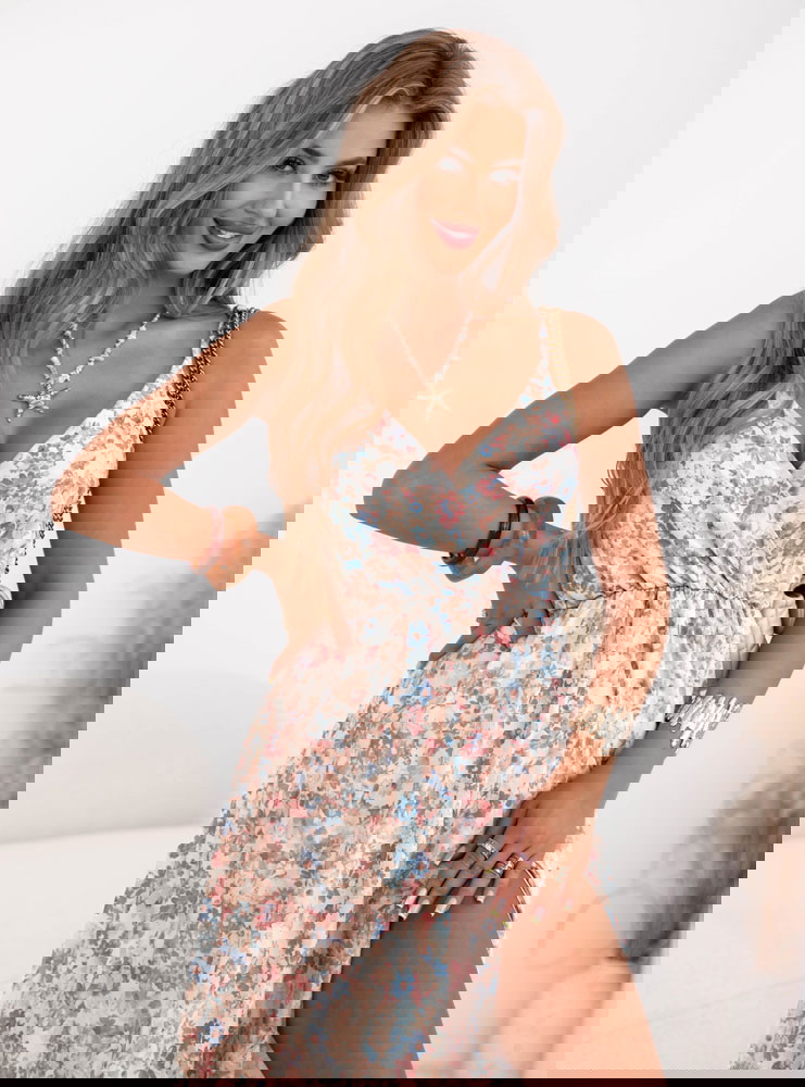 Wzorzysta sukienka maxi z rozcięciem...