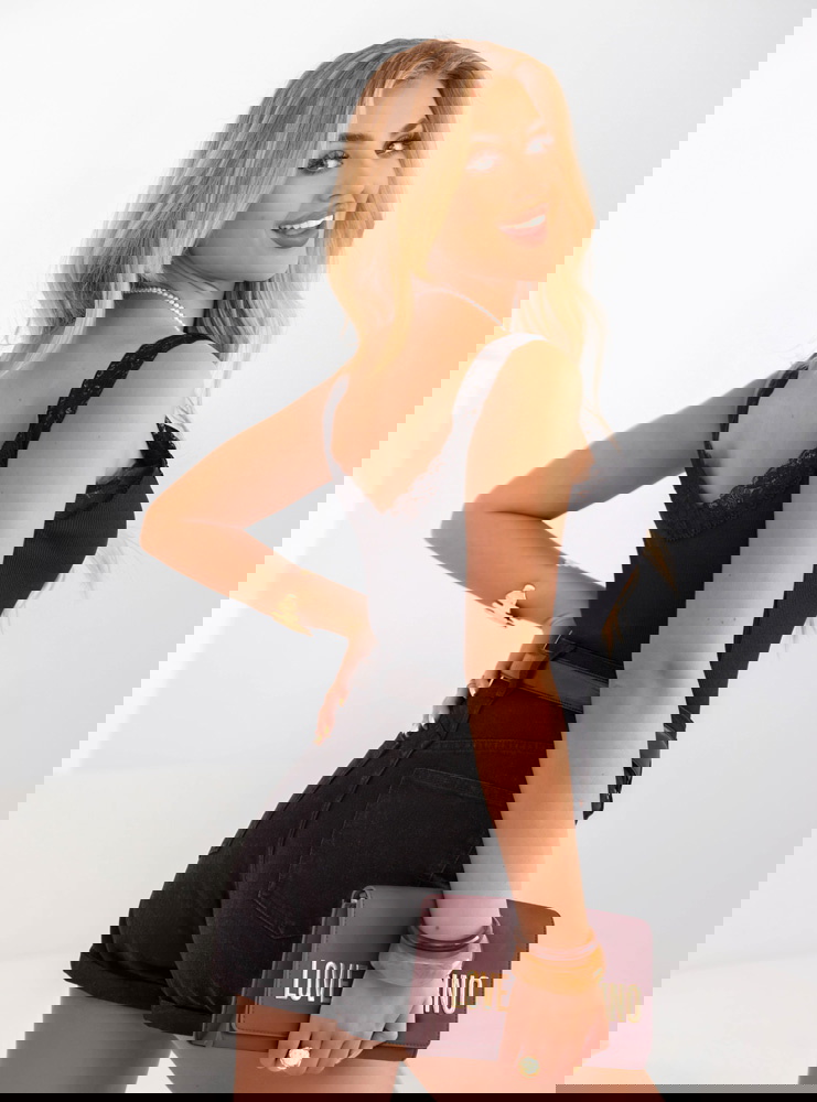 Czarny prążkowany top z koronkowymi...