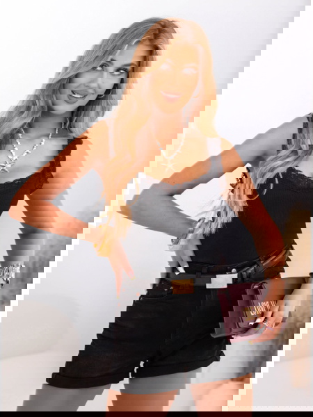 Czarny prążkowany top z...