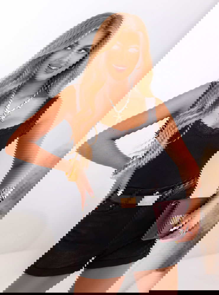 Czarny prążkowany top z koronkowymi...