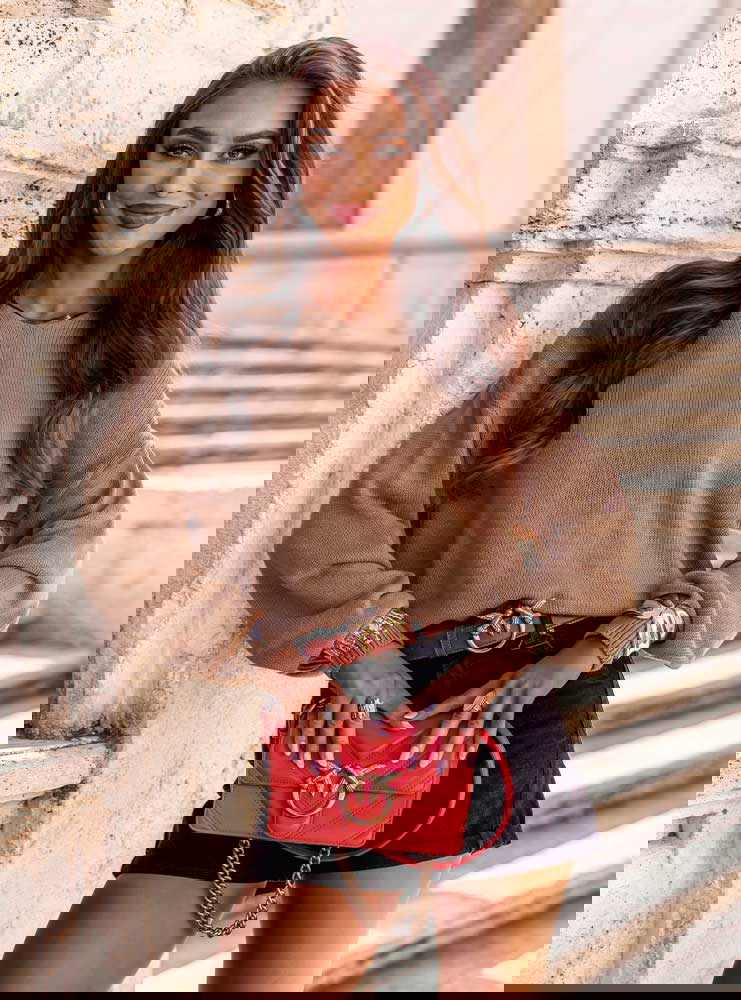 Sweter oversize z długimi rękawami...