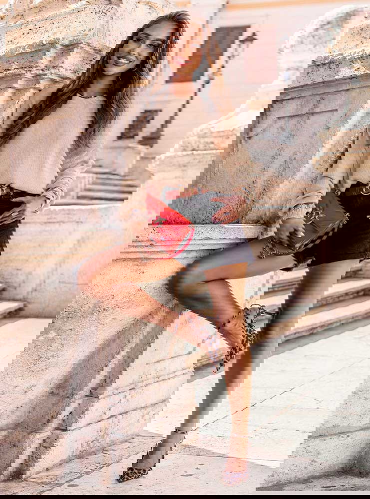 Beżowy sweter oversize z długimi...