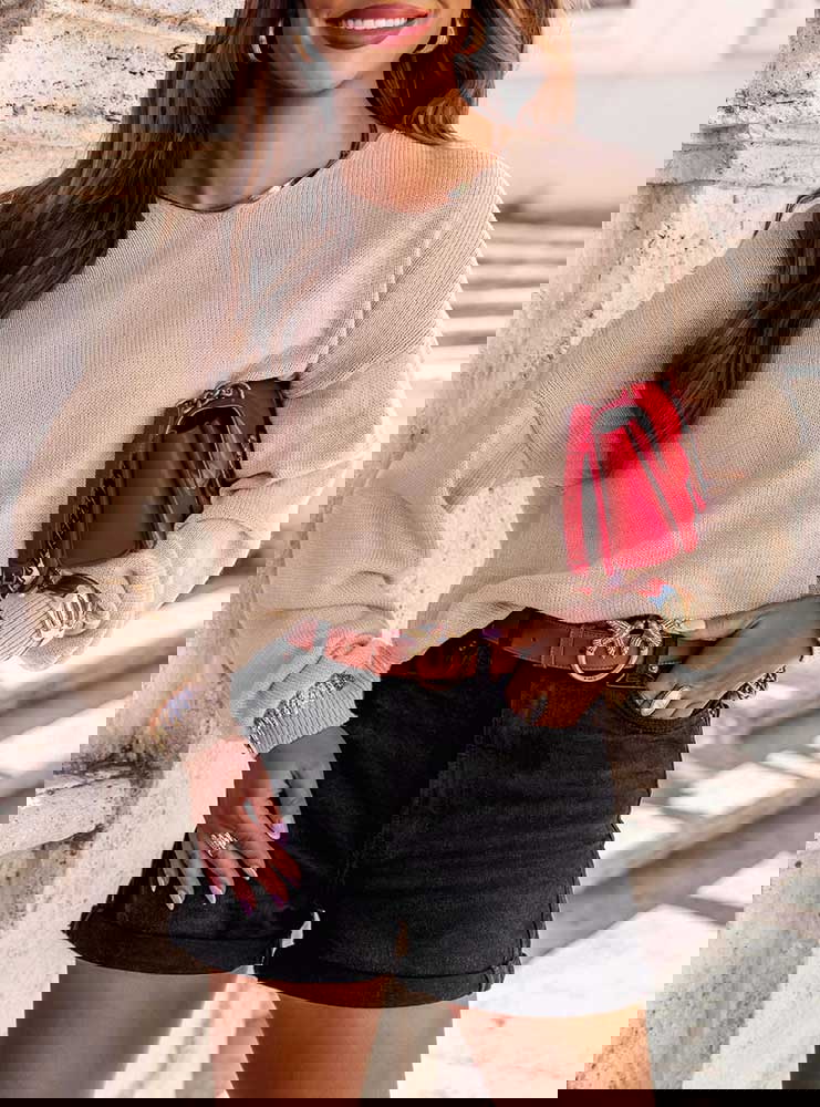 Beżowy sweter oversize z długimi...