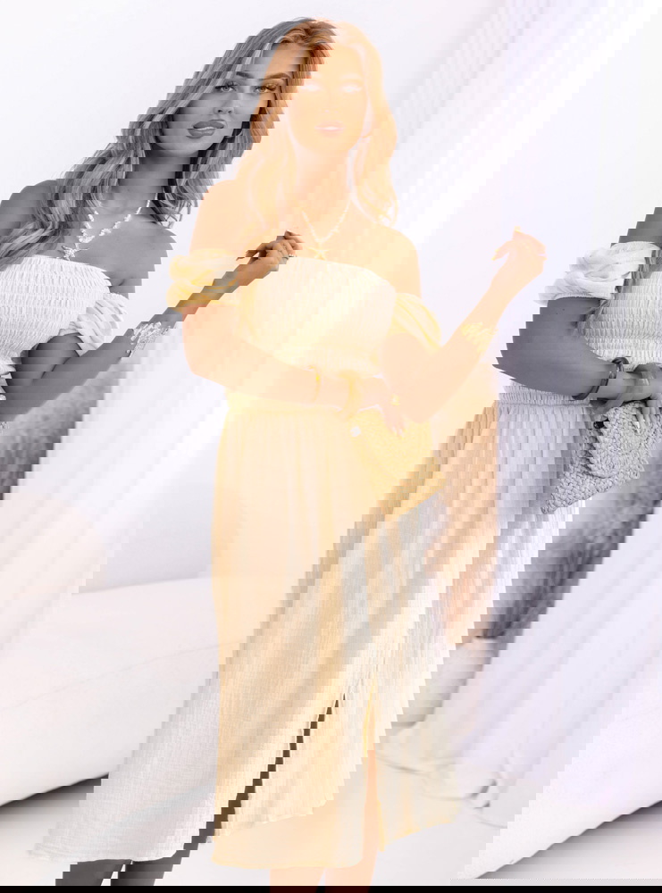 Muślinowa sukienka z odkrytymi...