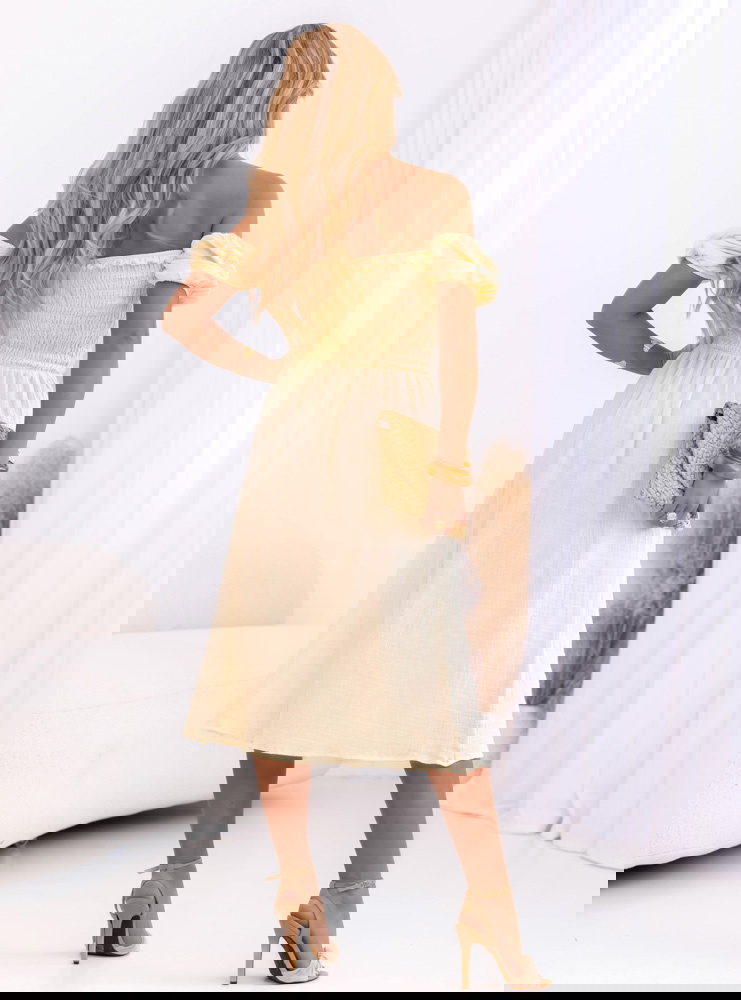 Muślinowa sukienka z odkrytymi...