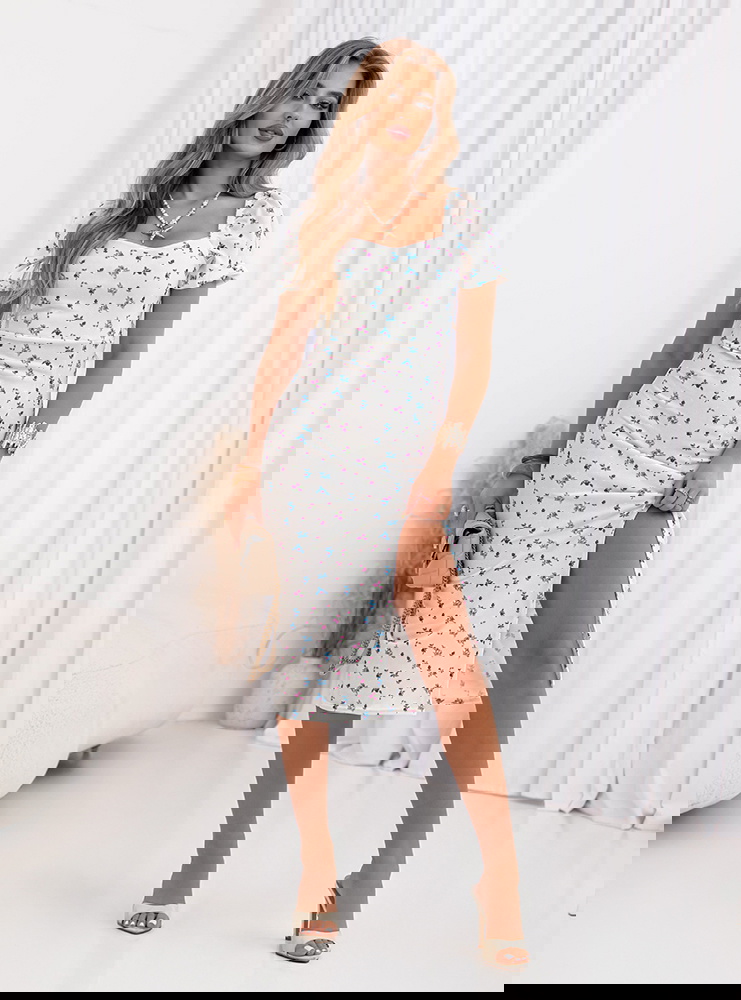 Wzorzysta sukienka z rozcięciem Disia...