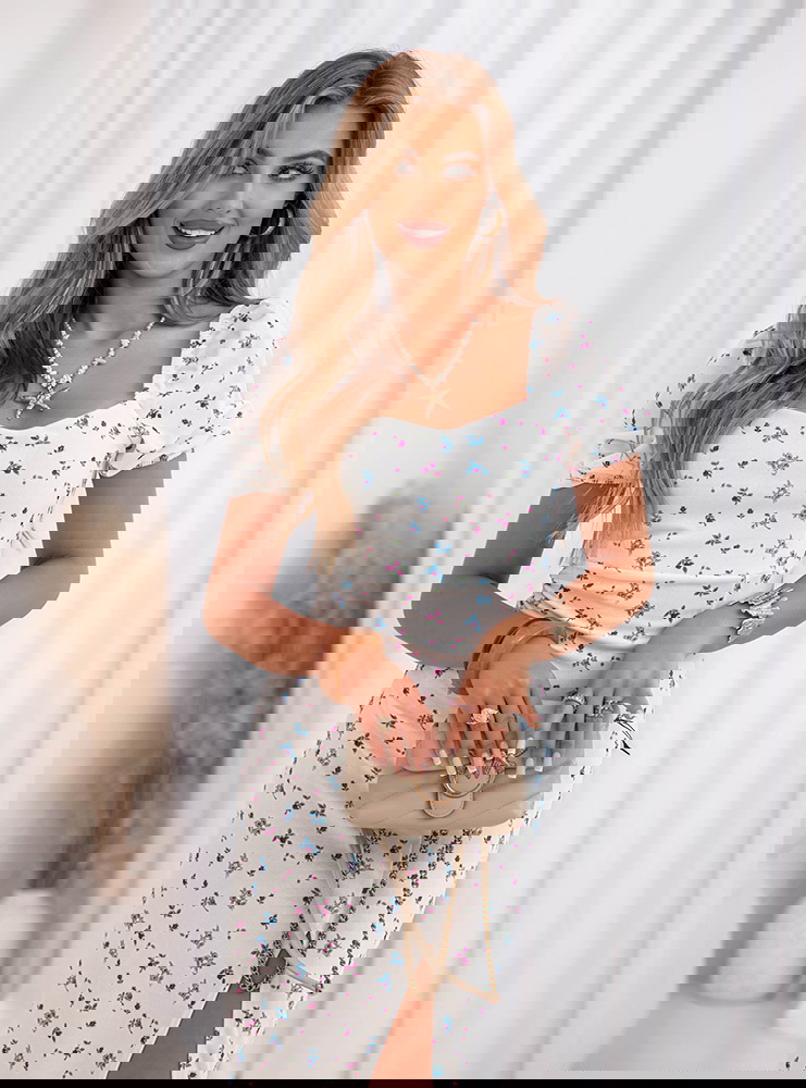 Wzorzysta sukienka z rozcięciem Disia...