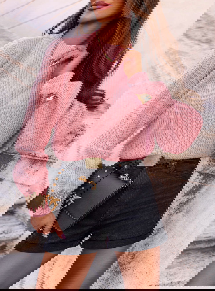 Pudrowy sweter z półgolfem i długimi...