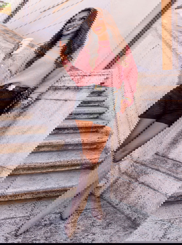 Pudrowy sweter z półgolfem i długimi...