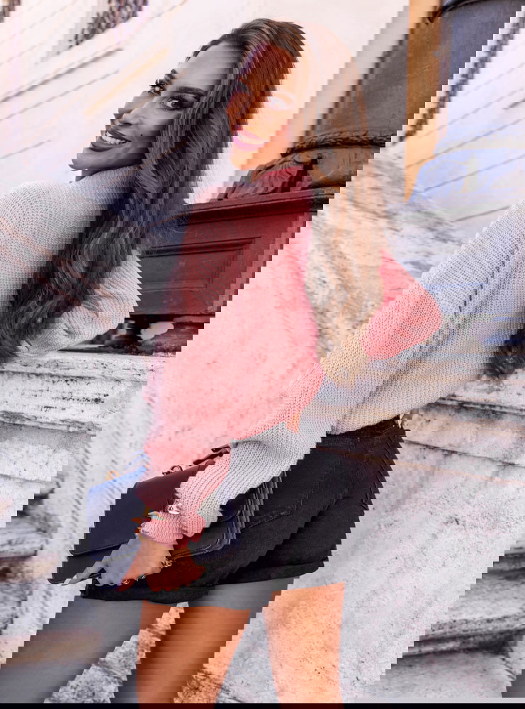 Pudrowy sweter z półgolfem i długimi...