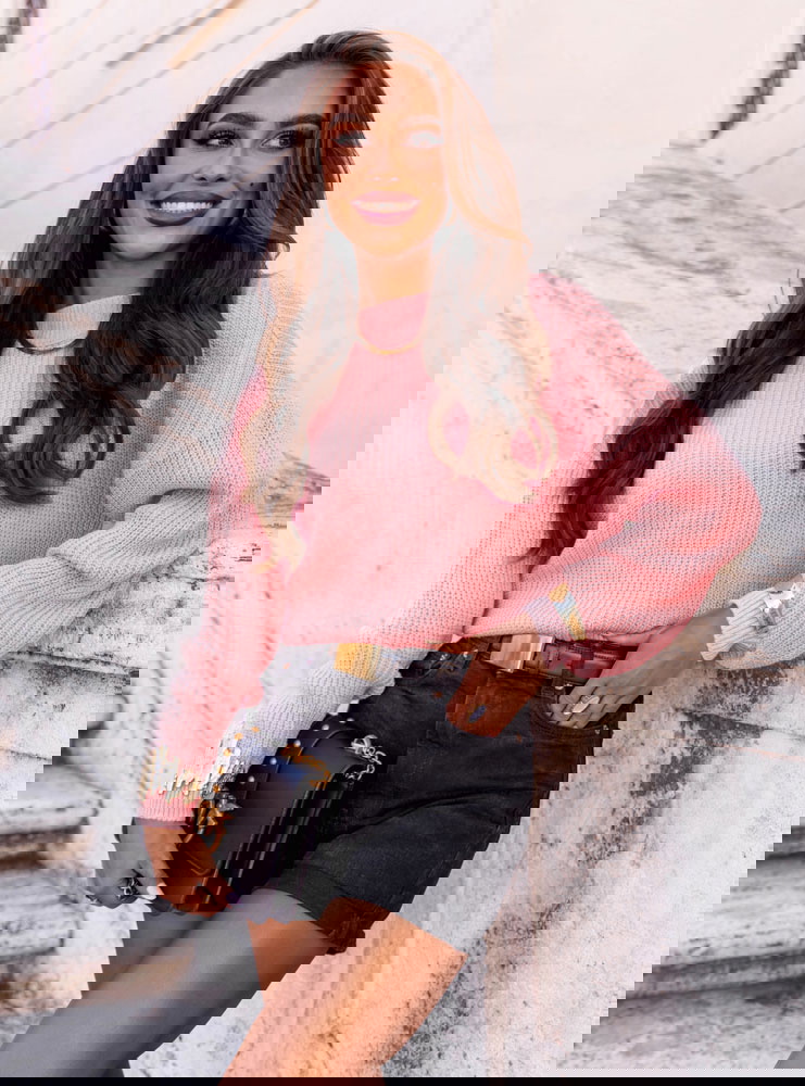 Pudrowy sweter z półgolfem i długimi...