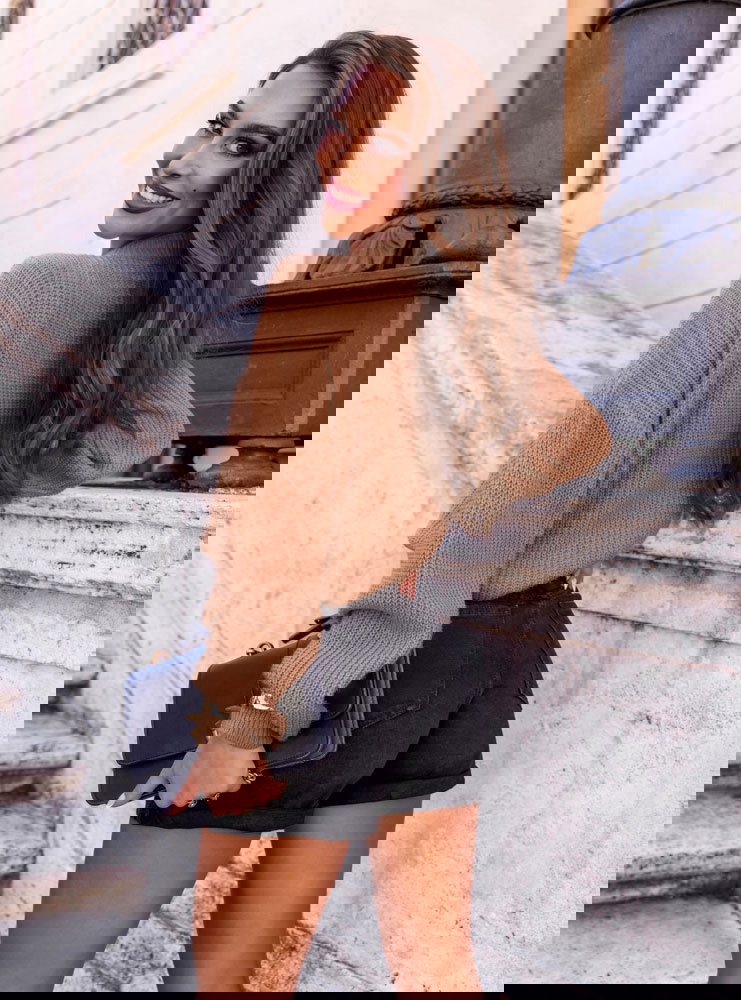 Sweter z półgolfem i długimi rękawami...