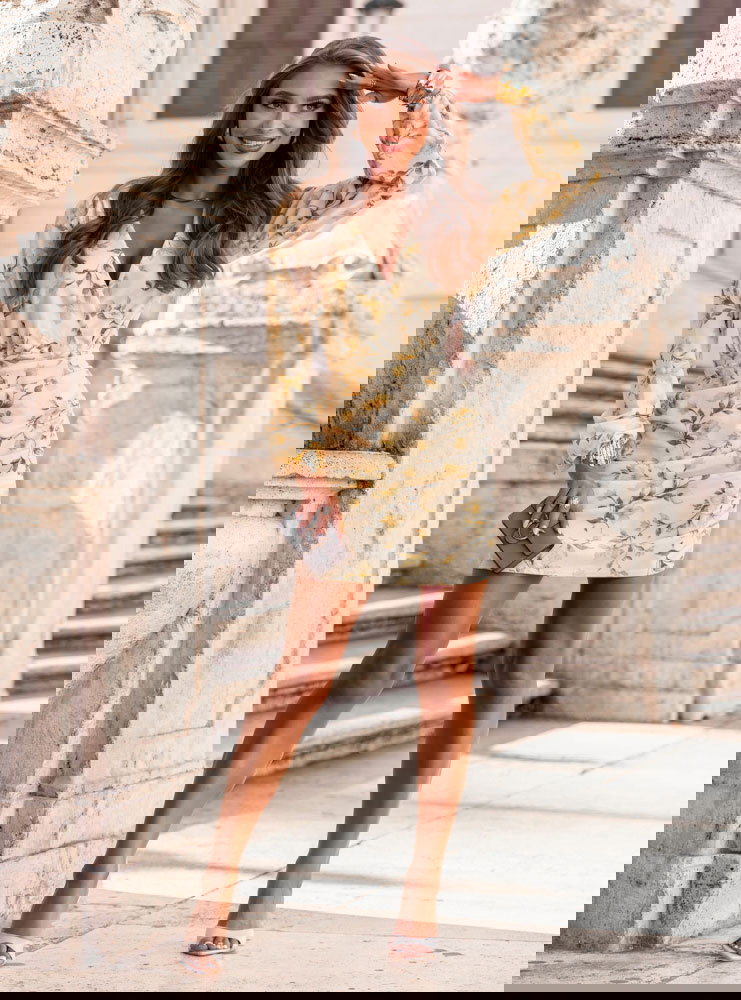 Wzorzysta sukienka z przekładanym...