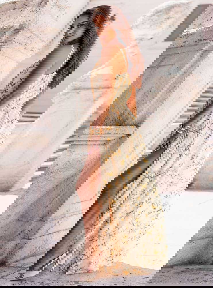 Długa wzorzysta sukienka na...