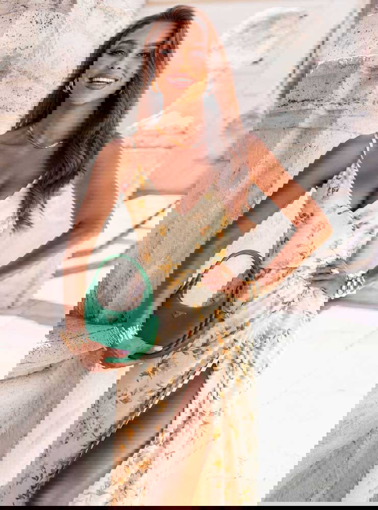 Długa wzorzysta sukienka na...