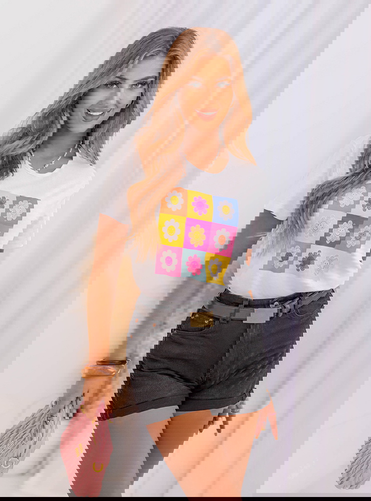 Biała koszulka z kolorowym nadrukiem...