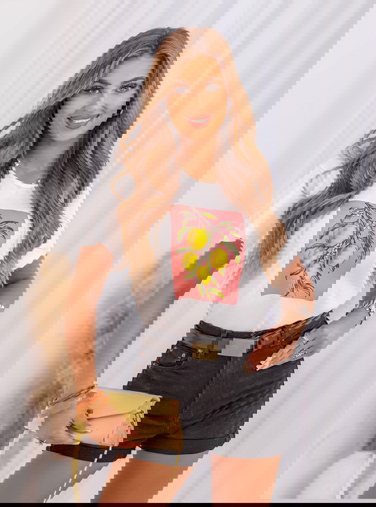 Biała koszulka z kolorowym nadrukiem...