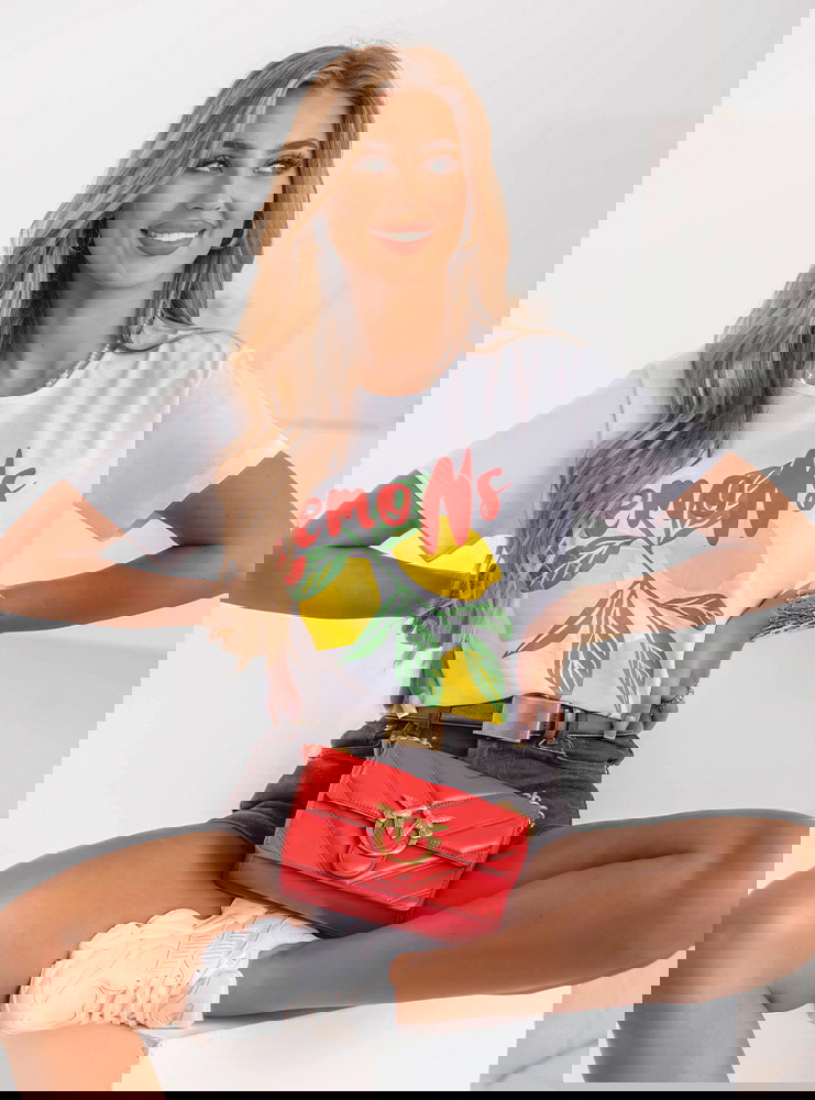 Biała koszulka z kolorowym nadrukiem...