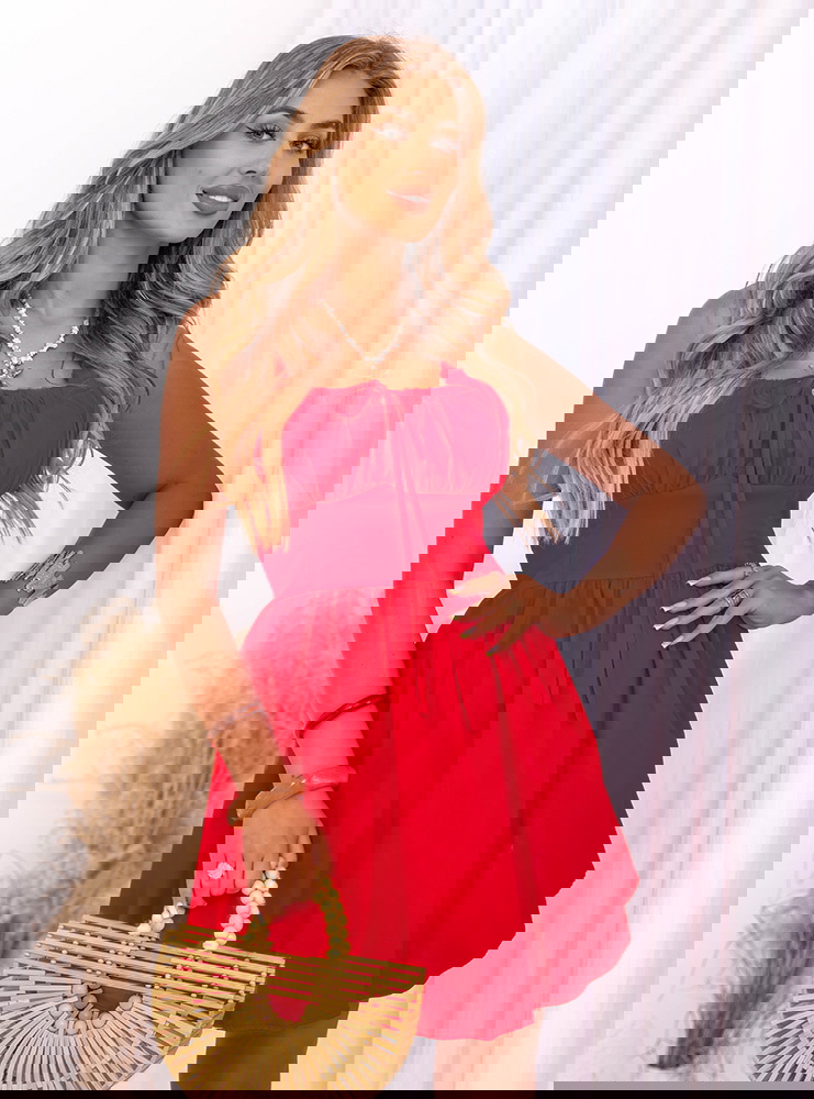 Malinowa sukienka mini na ramiączkach...