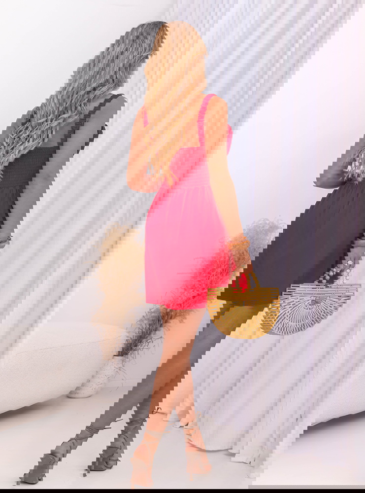 Malinowa sukienka mini na ramiączkach...