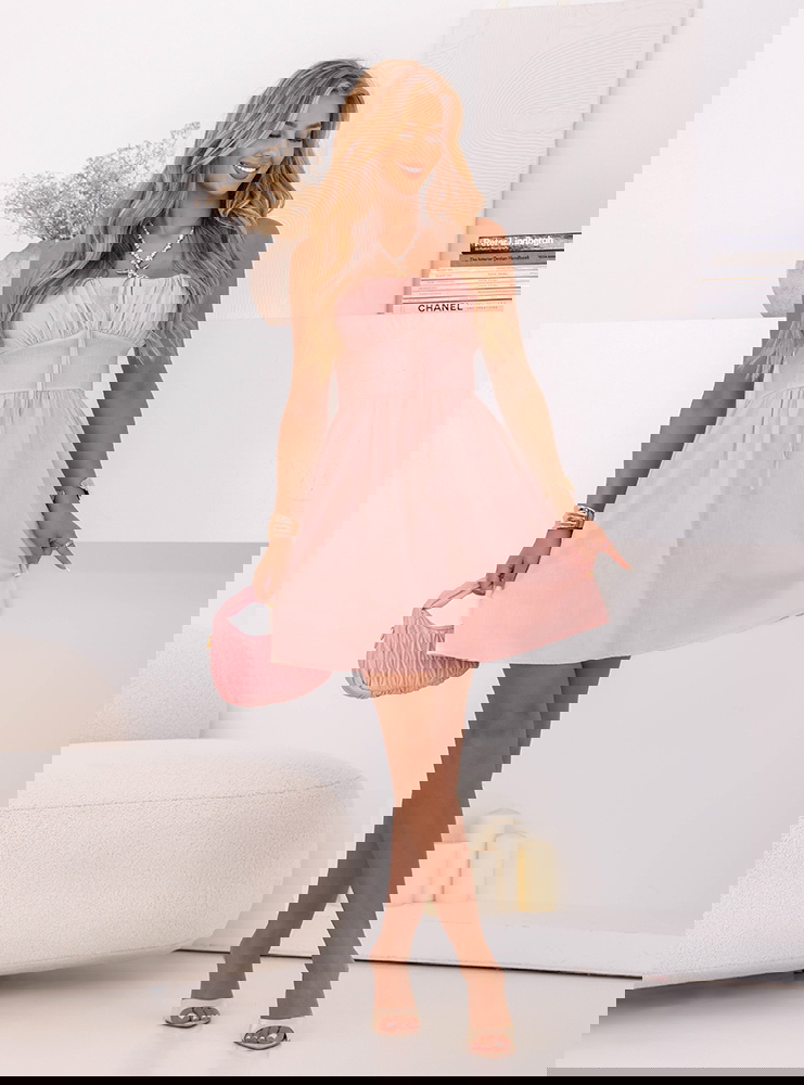 Pudrowa sukienka mini na ramiączkach...