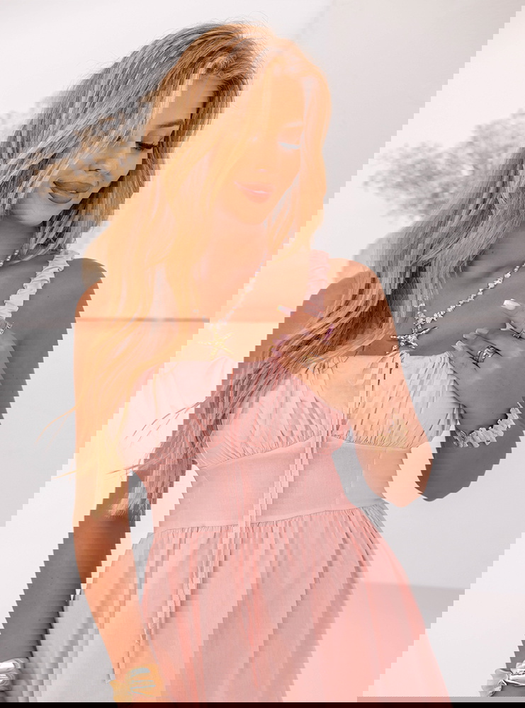 Pudrowa sukienka mini na ramiączkach...