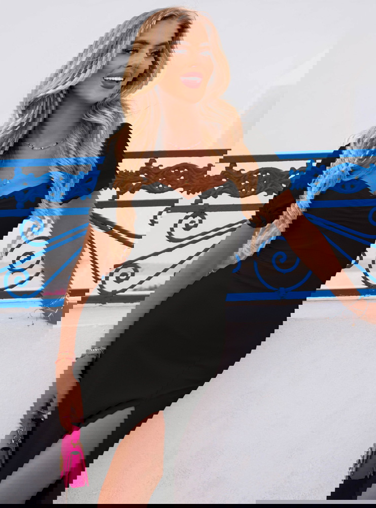 Czarna sukienka z rozcięciem Dynah