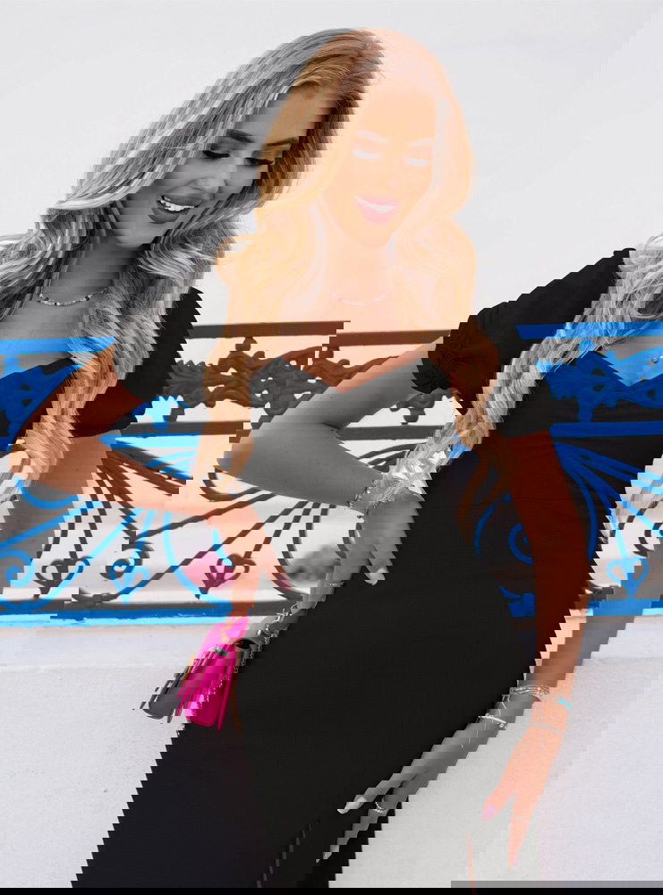 Czarna sukienka z rozcięciem Dynah