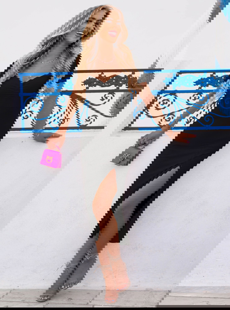 Czarna sukienka z rozcięciem Dynah