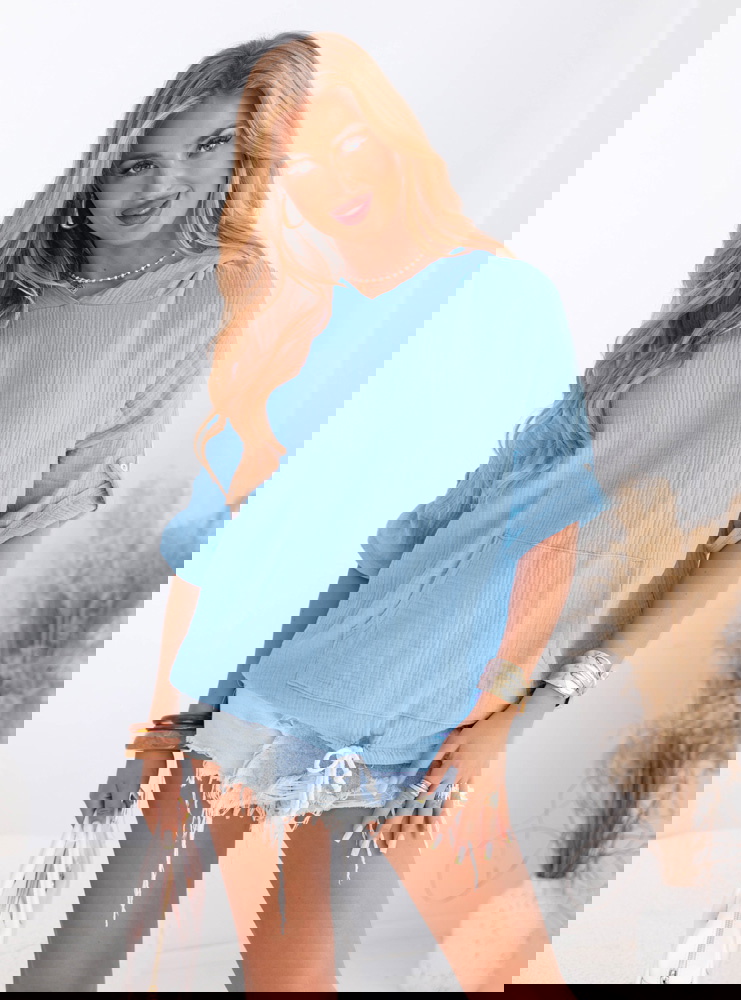 Błękitna muślinowa bluza kangurek z...