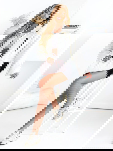 Biała kurtka zapinana na... 2