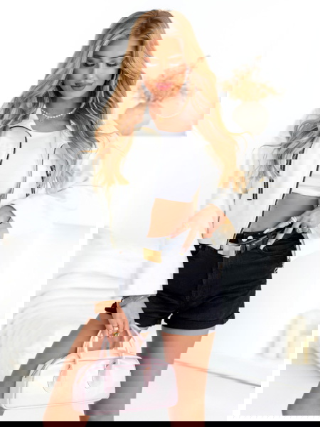 Biała kurtka zapinana na...