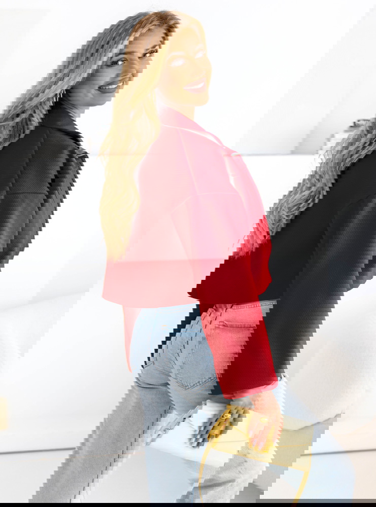 Malinowa kurtka zapinana na zamek...