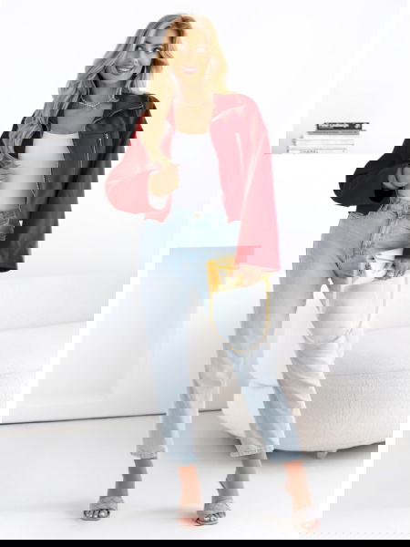 Malinowa kurtka zapinana na...