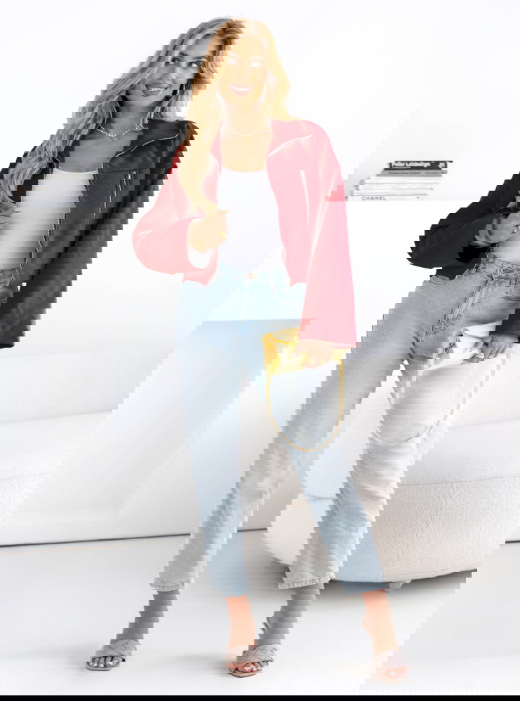 Malinowa kurtka zapinana na zamek...